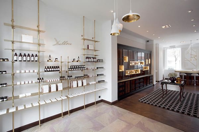 trang trí cửa hàng mỹ phẩm diện tích nhỏ - Crystal Design TPL