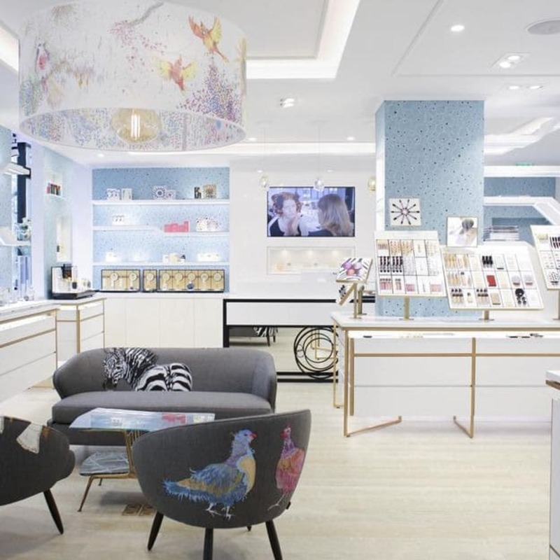 trang trí shop mỹ phẩm nhỏ - Crystal Design TPL