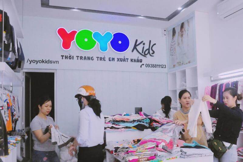 trang trí shop quần áo trẻ em diện tích nhỏ