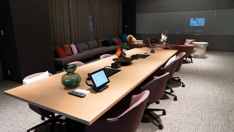 Phòng họp văn phòng 1000m2 thiết kế theo phong cách tối giản nhưng vẫn đảm bảo đầy đủ thiết bị thông minh