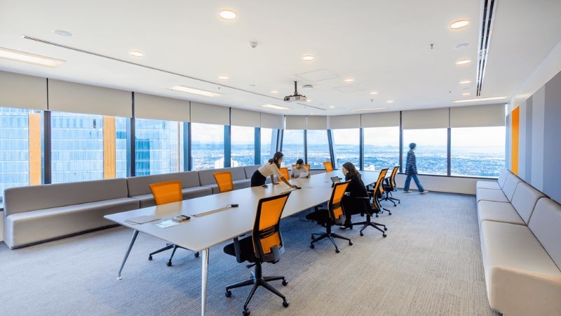 Thiết kế phòng họp mở ngăn cách bằng vách kính vừa có thể quan sát mọi người bên ngoài vừa đem đến không gian riêng tư