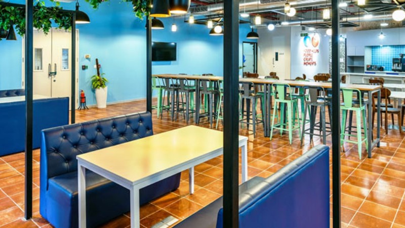 Phòng ăn dành cho nhân viên với sofa màu xanh dương 