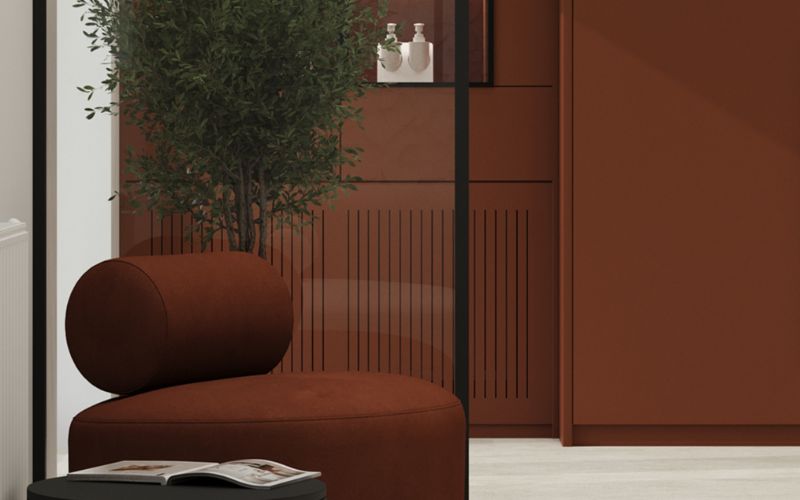 Ghế sofa cho khách ngồi chờ, tủ, kệ đựng vật dụng cần thiết đều được phủ lên màu đỏ cam hiện đại