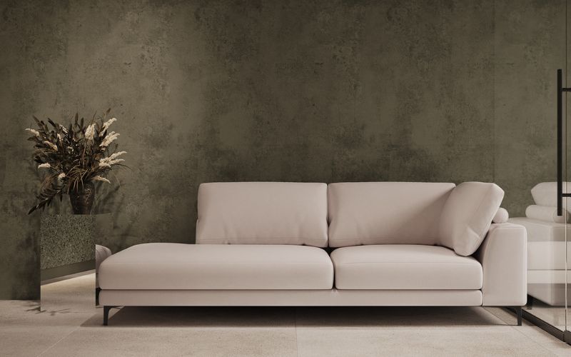 Ghế sofa bọc nệm cao cấp màu trắng tuyết nổi bật trên nền xanh rêu sẫm