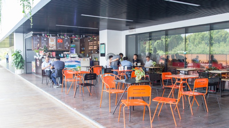 Khu vực phòng ăn cho nhân viên thiết kế mở tạo sự thoải mái