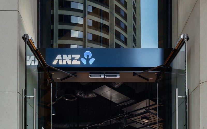 Logo ngân hàng ANZ nổi bật ngay từ bên ngoài tòa nhà