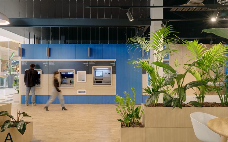 ATM giao dịch tự động được đặt ngay ở lối ra vào