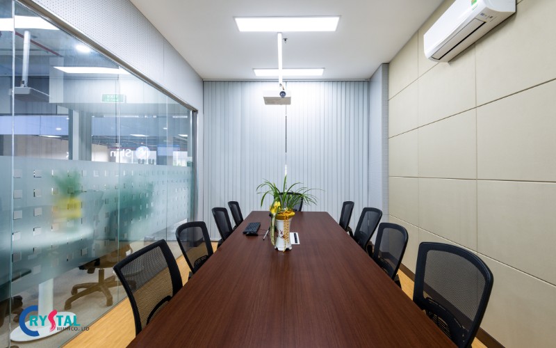 Cửa phòng họp được làm từ kính cường lực cách âm, lưới mờ đảm bảo sự riêng tư 