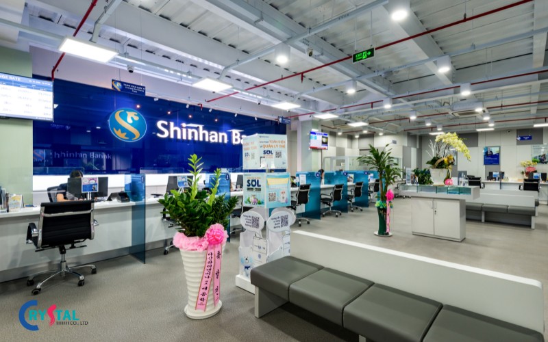 Quầy giao dịch với không gian rộng rãi, logo Shinhan Bank đặt ngay vị trí trung tâm 