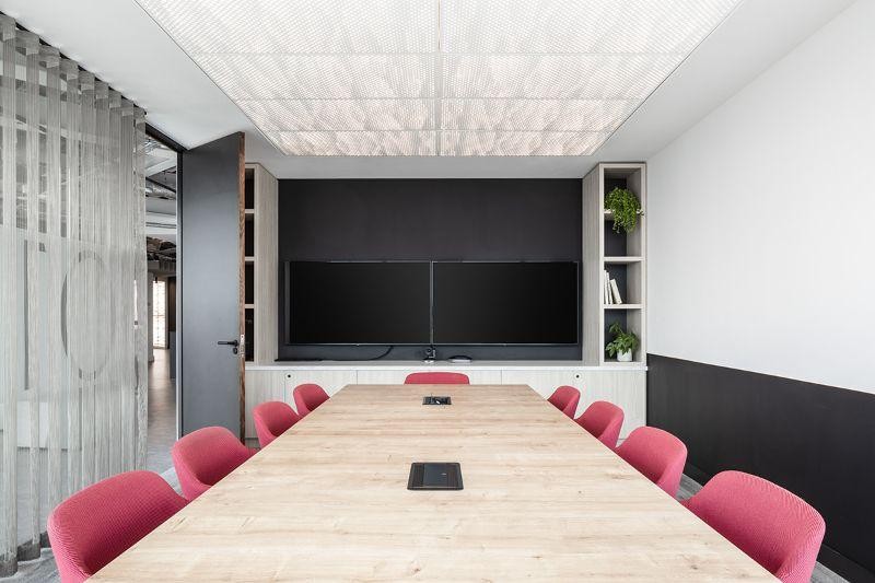 Phòng họp được thiết kế rộng rãi, sáng sủa với nội thất đơn giản