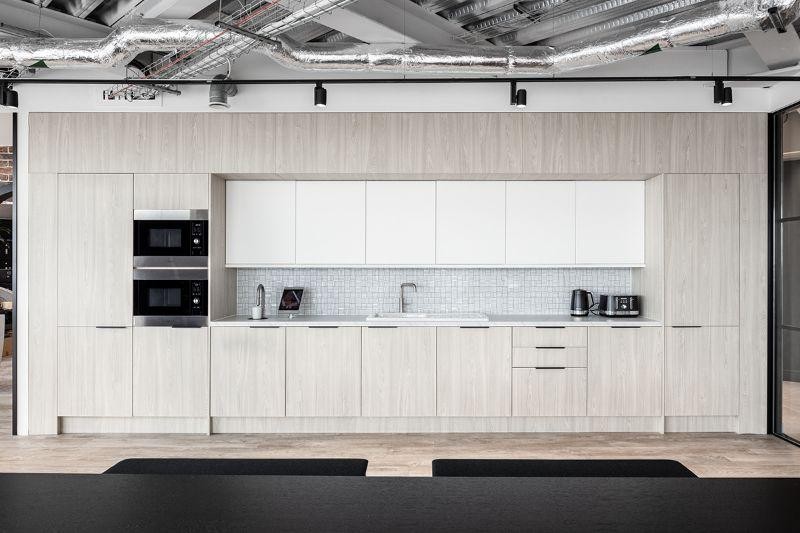 Thiết kế tích hợp thêm phòng bếp giúp nhân viên tụ họp và thư giãn sau những giờ làm việc  