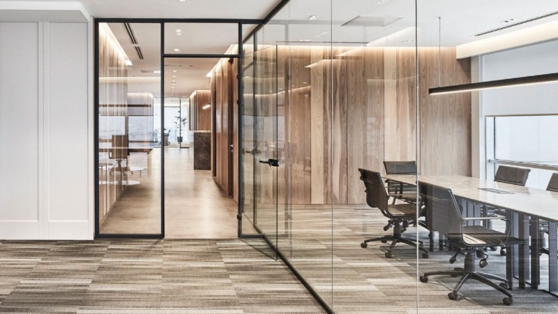 Mẫu 26: Thiết kế văn phòng công sở với hệ thống cửa kính đảm bảo tính riêng tư so với môi trường bên ngoài