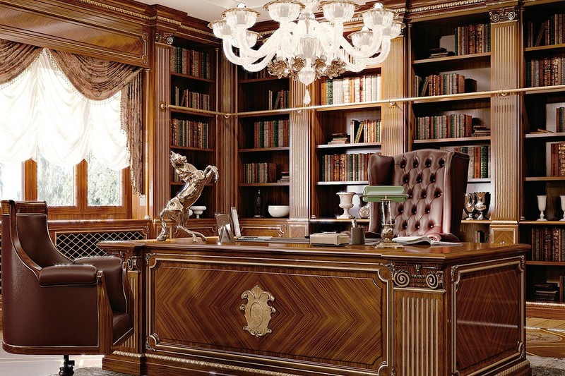 Bàn làm việc gỗ họa tiết mạ vàng và ghế da cao cấp trong thiết kế văn phòng cổ điển