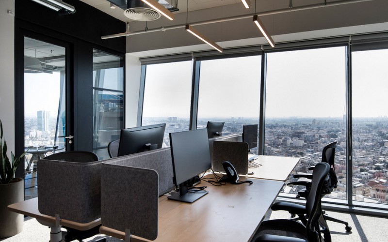Bàn làm việc với view thành phố từ trên cao
