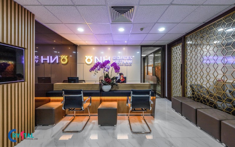 Quầy lễ tân đơn giản với logo Lotte Finance nổi bật
