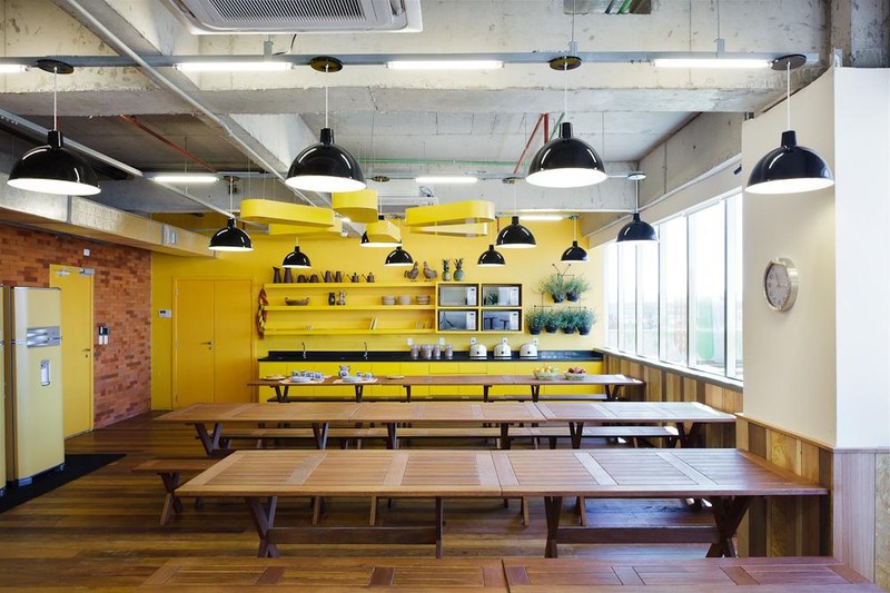 Phòng ăn nổi bật với màu vàng và bàn gỗ