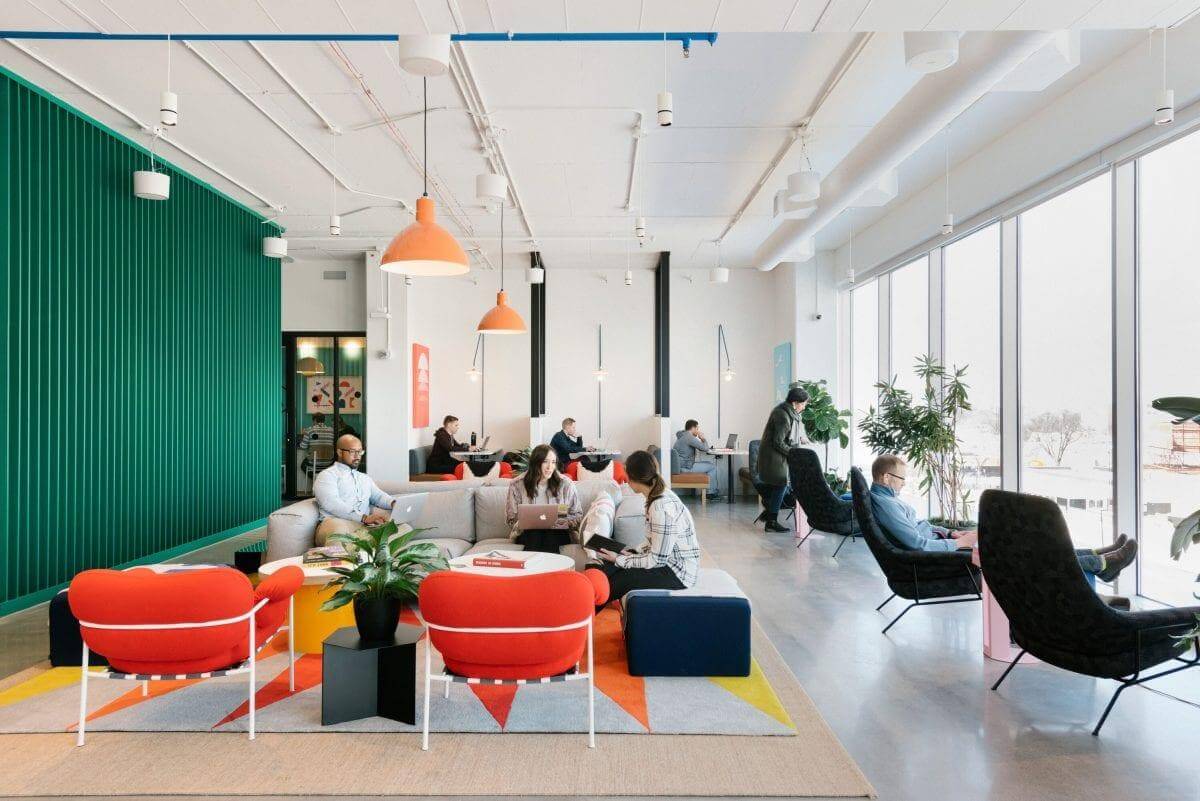 Không gian Co-working nổi bật hơn với sắc đỏ, xanh, vàng