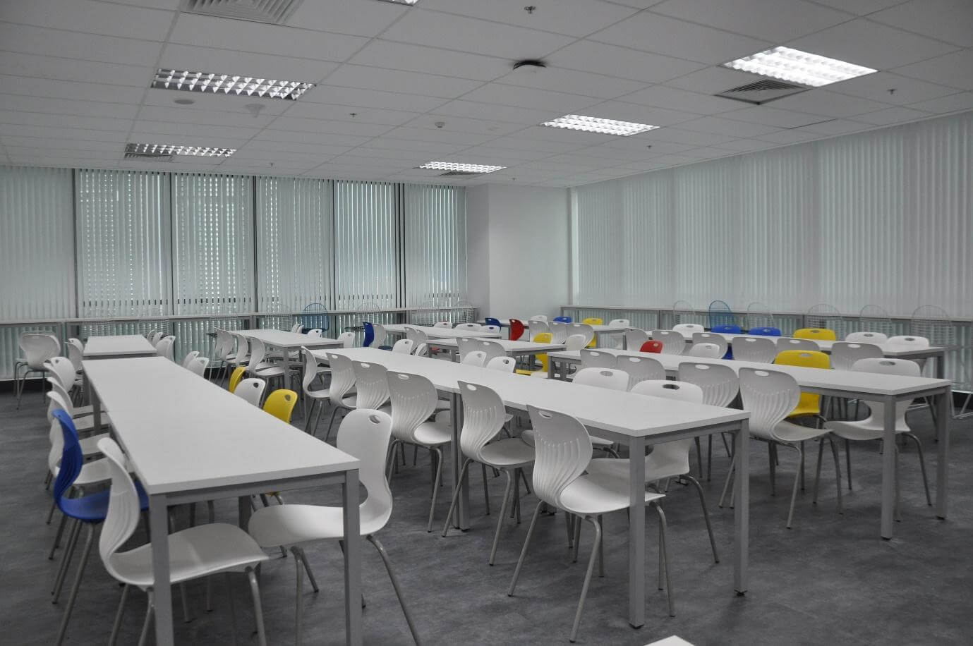 Phòng testing tone màu trắng đơn giản, xen lẫn vài chiếc ghế màu nổi bật