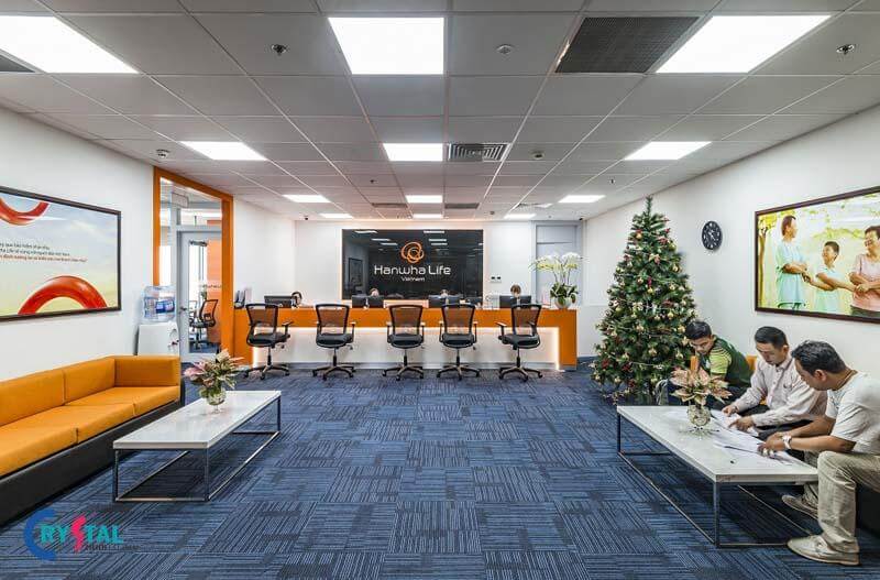 Thiết kế quầy lễ tân dự án Hanwha Life tone màu trắng cam chủ đạo