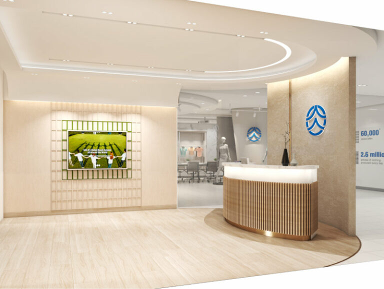 Thiết kế quầy lễ tân gỗ độc đáo, logo thương hiệu nổi bật và màn hình hiển thị thông tin sinh động.