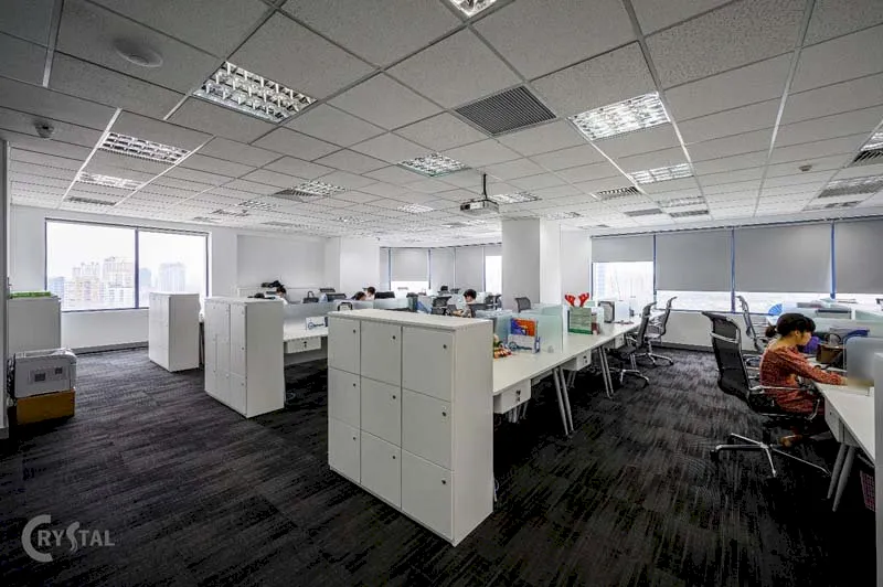Khu làm việc văn phòng CareerBuilder sáng sủa với dãy bàn dài và hệ tủ lưu trữ gọn gàng.
