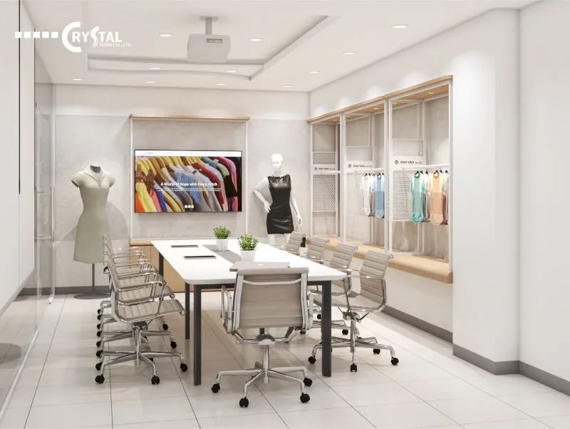 Phòng họp showroom thời trang hiện đại với bàn họp, ghế xoay và khu trưng bày mẫu sản phẩm.