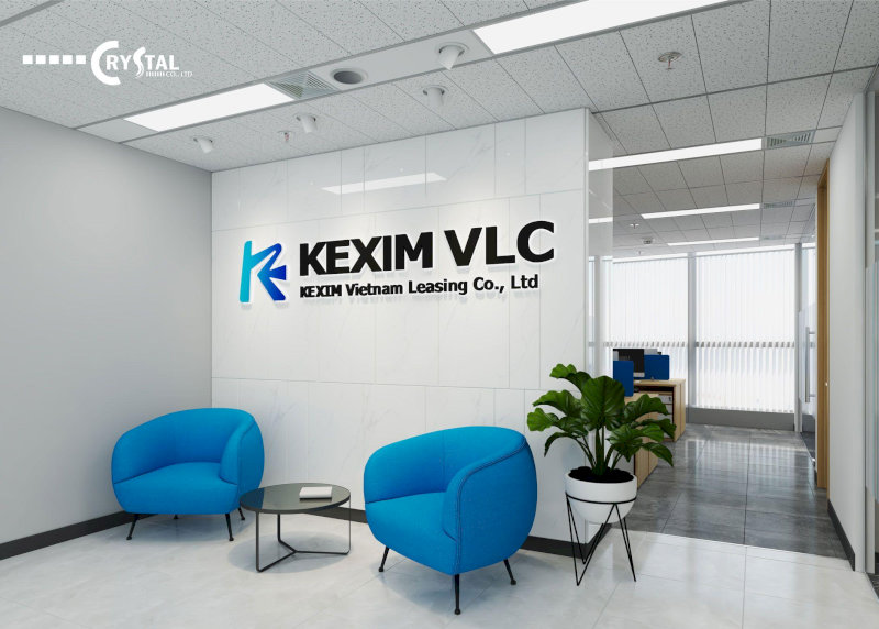 Thiết kế văn phòng Kexim VLC hiện đại với ghế xanh nổi bật và tường logo sáng bóng.