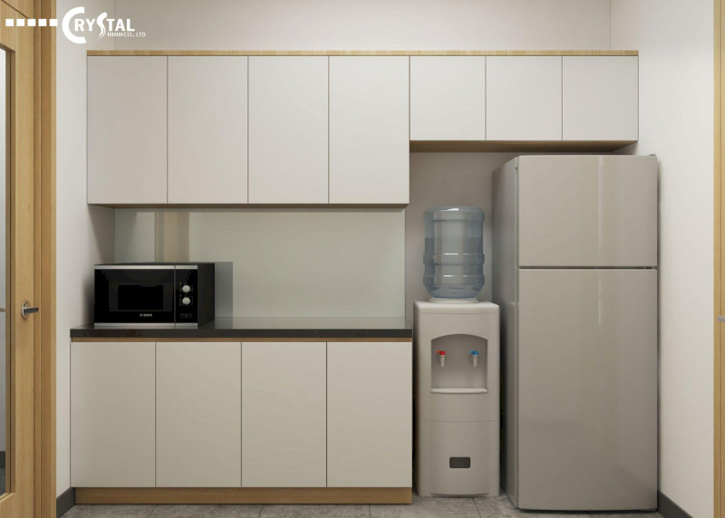 Khu vực pantry văn phòng với tủ bếp hiện đại, lò vi sóng, cây nước nóng lạnh và tủ lạnh tiện nghi.