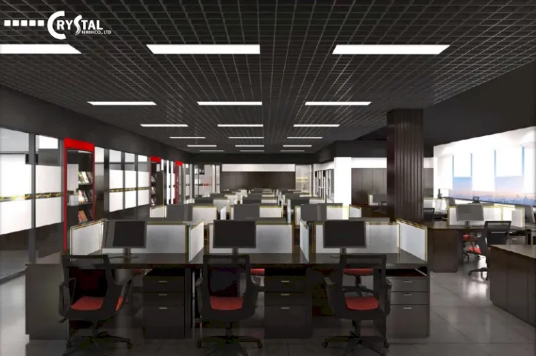 Văn phòng làm việc hiện đại với trần đen, đèn tuýp trắng, bàn làm việc màu xám và ghế xoay đen có đệm đỏ.