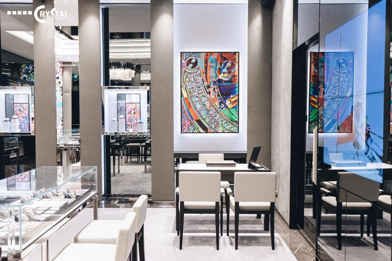 Thiết kế nội thất showroom bằng những bức tranh trang trí phá cách