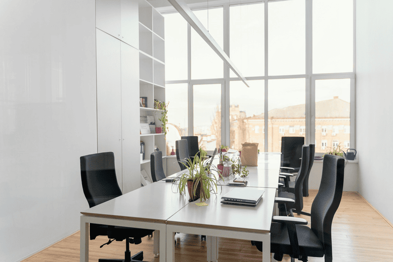 Khi thiết kế văn phòng 40m2 hiện đại nên ưu tiên lựa chọn các gam màu chủ đạo sáng