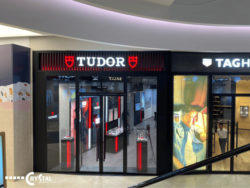 Tư vấn thi công nội thất showroom theo yêu cầu, với thiết kế mặt tiền đơn giản nhưng vấn thu hút sự chú ý