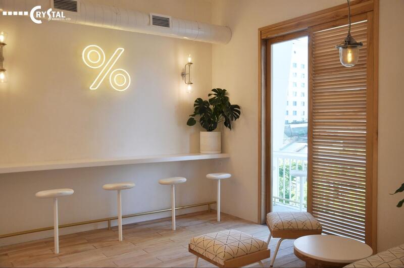 Dự án Arabica Coffee Shop là mẫu được Crystal Design tư vấn thi công nội thất showroom theo yêu cầu