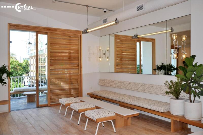 Mẫu thi công nội thất showroom theo yêu cầu nổi bật với một góc thư giãn nhỏ, ấm cúng