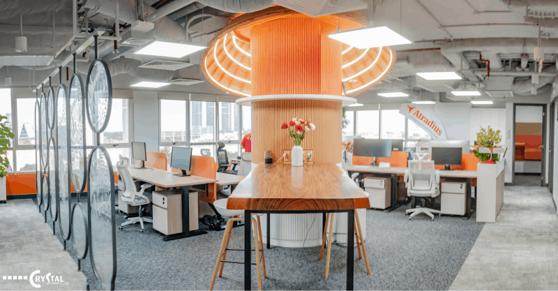 Thiết kế văn phòng sáng tạo tại ATRADIUS OFFICE với không gian làm việc linh hoạt và sắc cam nổi bật