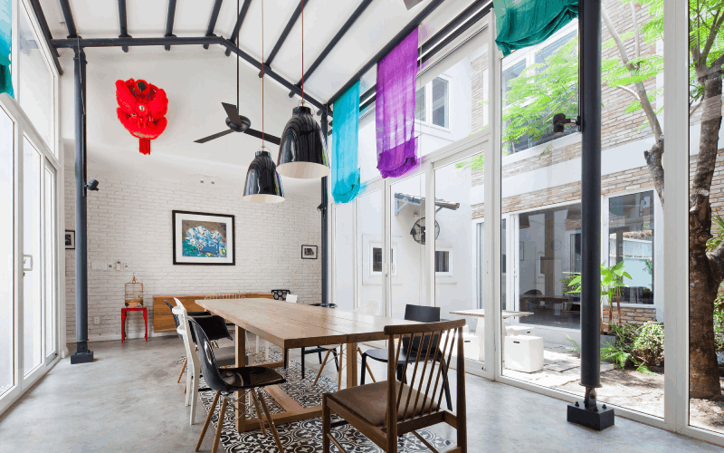 Không gian mở với hệ cửa kính trong suốt, tạo cảm giác rộng rãi và thoải mái, phù hợp với thiết kế văn phòng nhà ống hiện đại