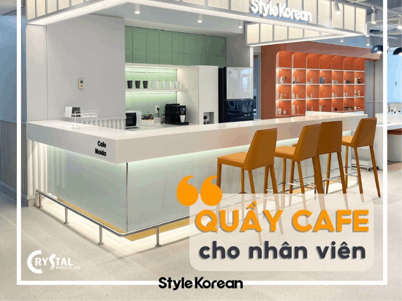 Không gian quầy cà phê được điểm xuyết bởi những chiếc ghế bar màu cam nổi bật