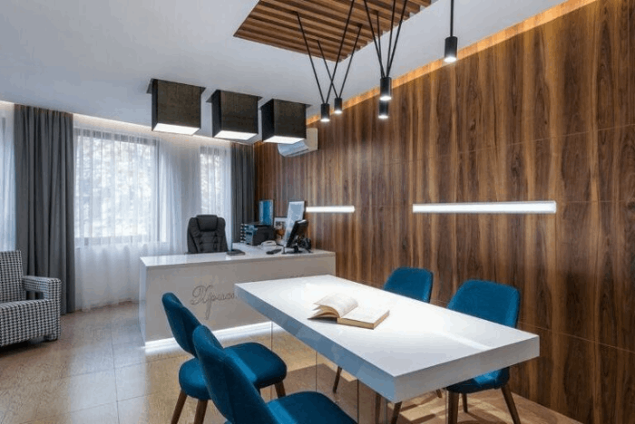 Khu vực làm việc nội bộ được trang trí tường gỗ tạo điểm nhấn