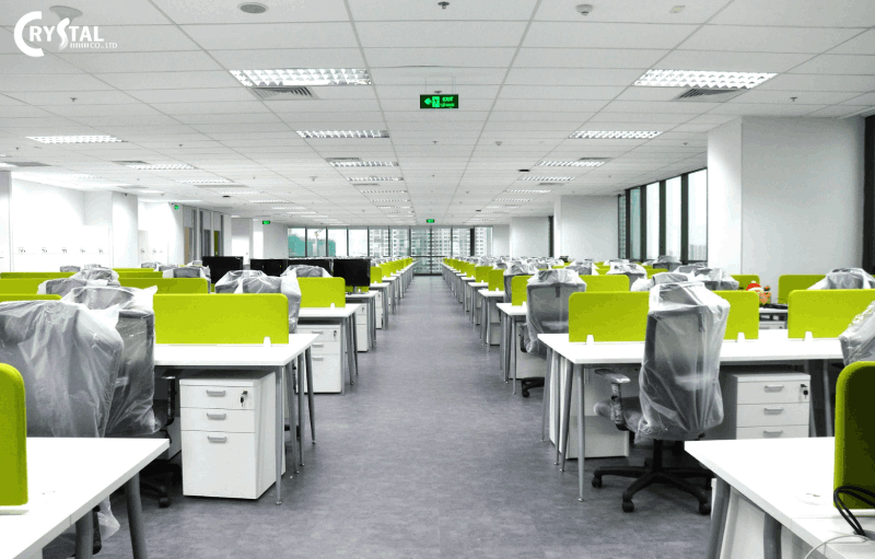 Khu vực làm việc sử dụng tone nội thất trắng - đen kết hợp cùng nền gạch xám và cách ngăn màu xanh lá