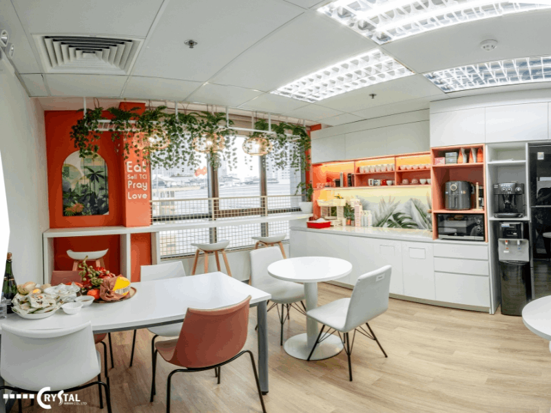 Thiết kế văn phòng sáng tạo với khu vực pantry nhỏ nhưng tỉ mỉ, mang đến không gian thoải mái cho nhân viên nghỉ ngơi và nạp năng lượng
