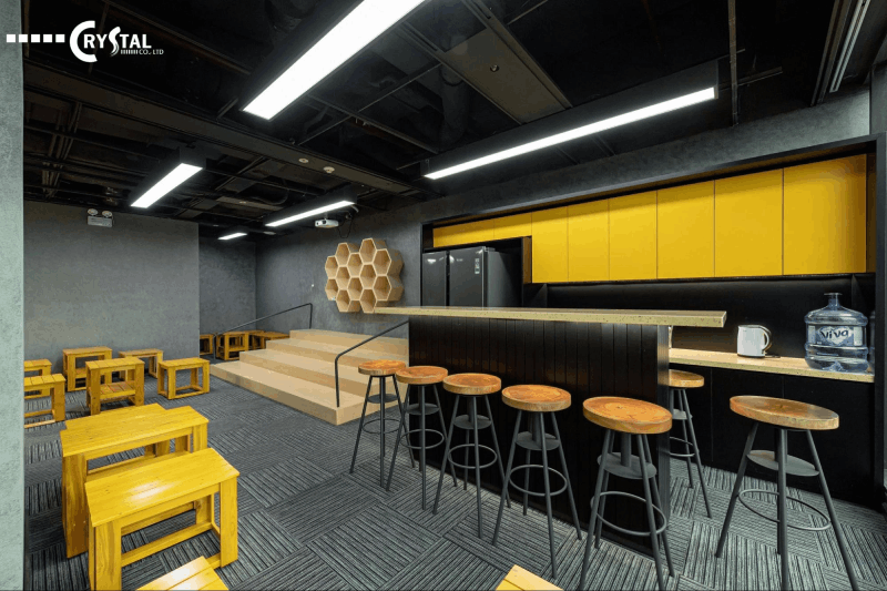Khu vực pantry với quầy bar và bàn ghế ngồi thư giãn