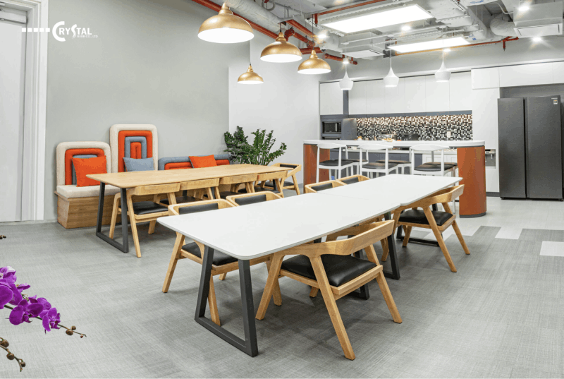 Thiết kế văn phòng sáng tạo với pantry ấn tượng và gam màu sắc sinh động, tạo không gian làm việc thú vị