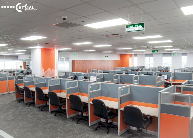 Không gian làm việc Infosys với nhiều cabin, bàn làm việc và logo CRYSTAL.