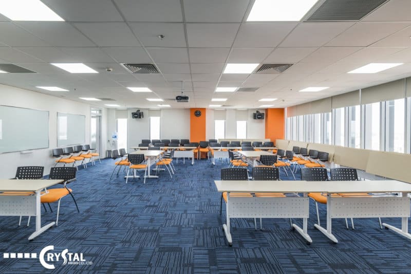 Phòng đào tạo của Hanwha Life, trang bị bàn ghế hiện đại và logo CRYSTAL, tạo không gian học tập chuyên nghiệp.