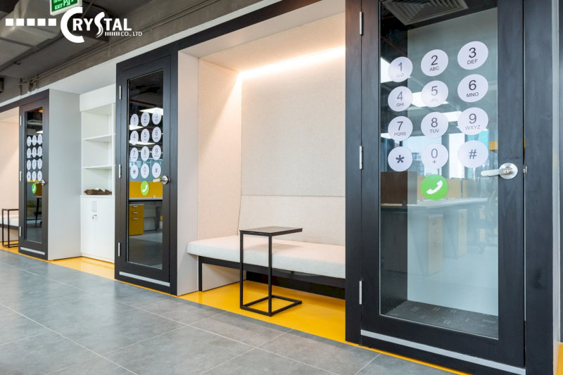 Cabin văn phòng hiện đại với logo CRYSTAL, thiết kế riêng tư và trang bị bảng điều khiển số điện thoại.
