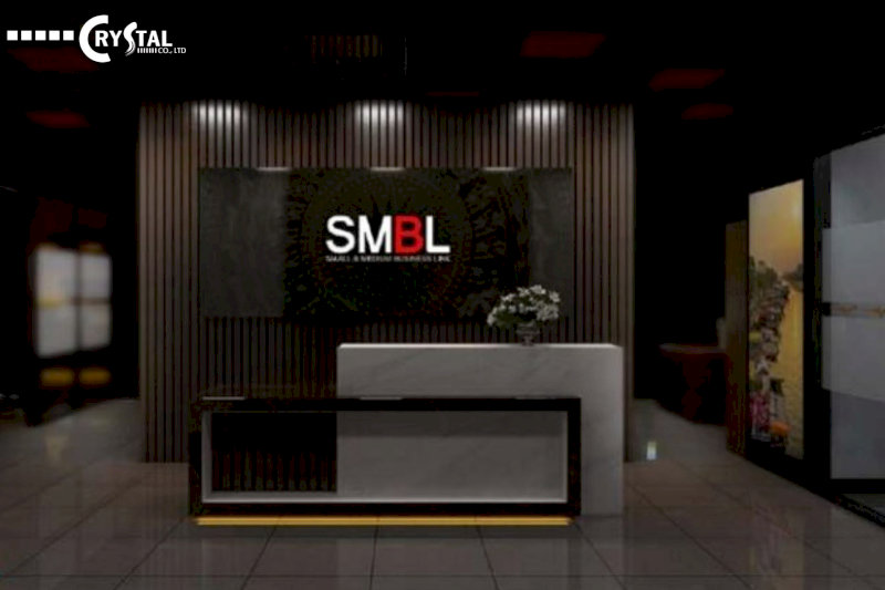 Sảnh chờ sang trọng với logo SMBL nổi bật trên nền gỗ, tạo ấn tượng chuyên nghiệp và hiện đại.