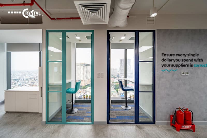 Văn phòng Glassdoor Malaysia hiện đại với không gian mở, bàn ghế làm việc và logo CRYSTAL, tạo môi trường năng động và chuyên nghiệp.