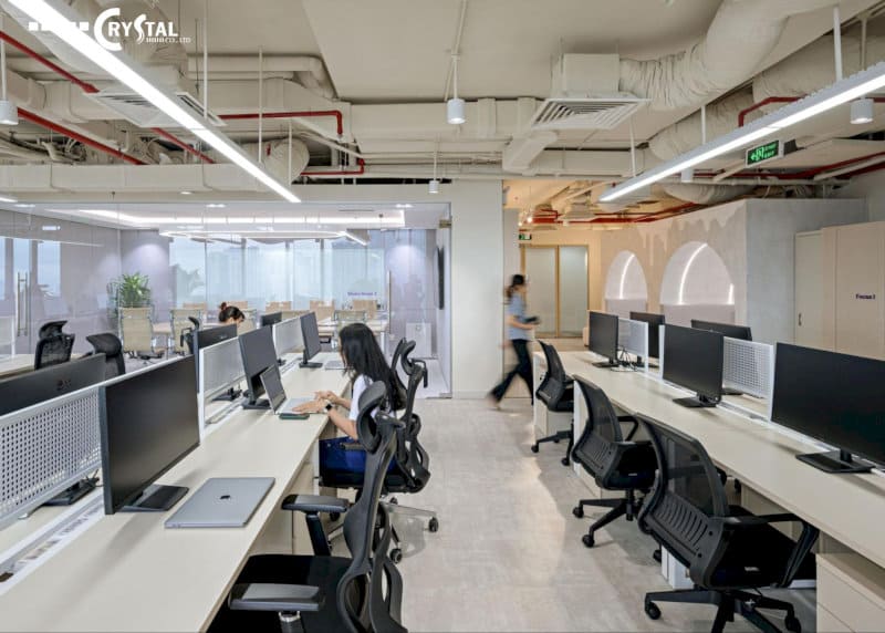 Không gian văn phòng SPARKPLUS hiện đại với các khu vực làm việc chung, bàn ghế đa dạng và logo CRYSTAL nổi bật, tạo môi trường sáng tạo.