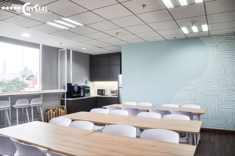 Nội thất văn phòng hiện đại với đèn LED âm trần, tạo không gian sáng sủa và chuyên nghiệp.