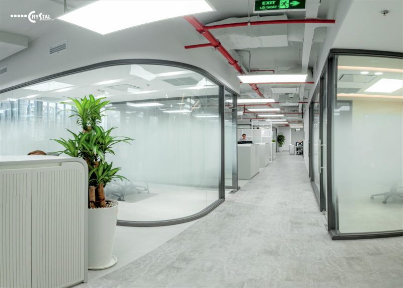 Nội thất văn phòng FPT Fornix hiện đại với logo CRYSTAL, thiết kế sang trọng và không gian làm việc chuyên nghiệp.